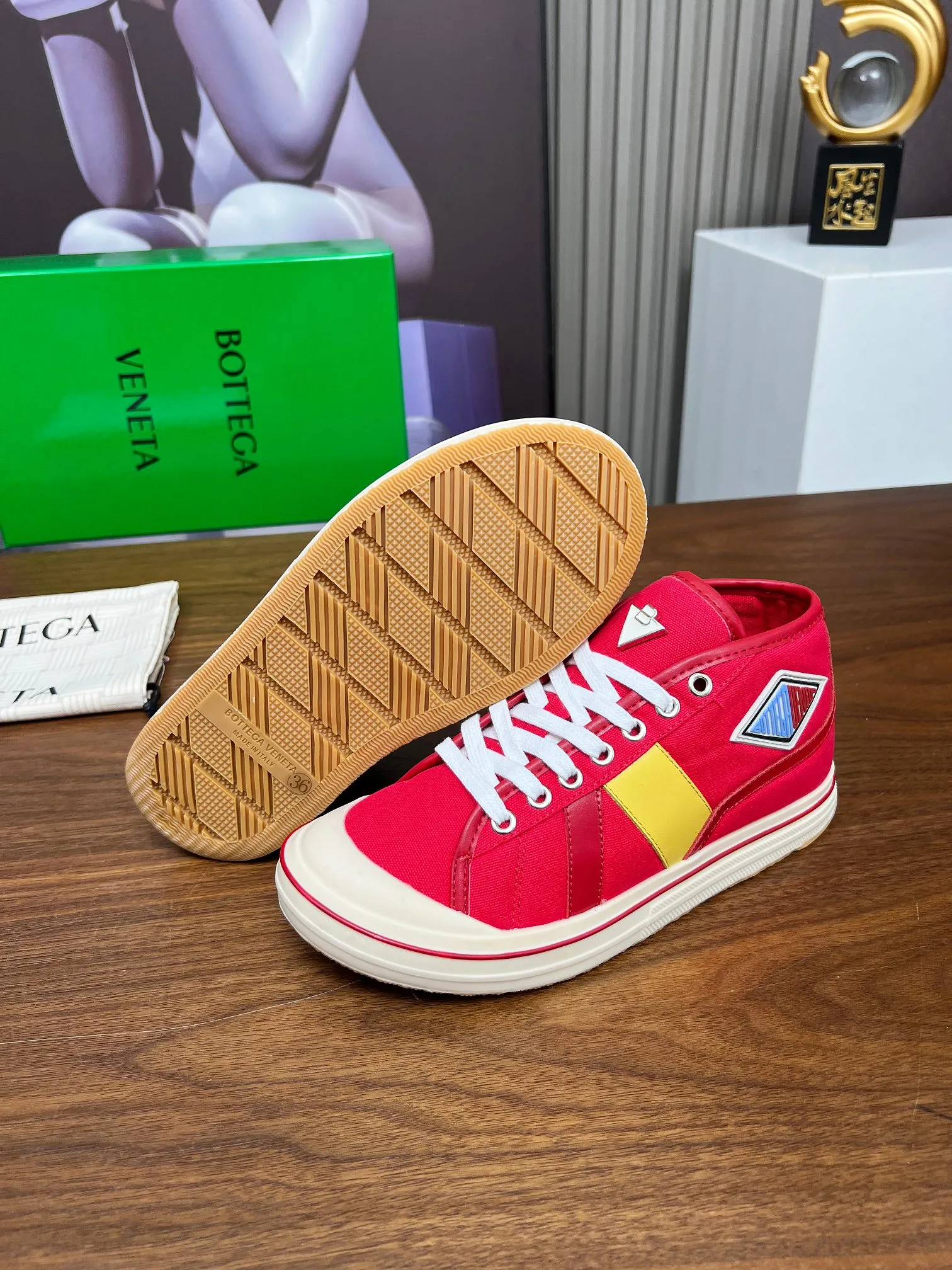 Men's men's shoes 💰520💰 Bottega Veneta BV's latest Eliot series retro basketball shoes casual sports canvas shoes 🔥Become a god when it is launched!🔥 Inspired by retro basketball sneakers, the color combination highlights youthful vitality and perfectly interprets the theme of youth and childlike innocence. The details are also very particular. The summer canvas brings excellent durability and comfort. Designs such as calfskin trim, rubber toe caps and hand-painted retro red lines are full of retro feel. The round toe and convex sole add a modern feel and are suitable for various styles. Easily create a fashionable atmosphere. The upper foot is the focus...can be worn as a couple's shoes...The red lines on each shoe edge are hand-painted, which adds more taste and attitude! ✦Fabric: Original customized high-density canvas + cowhide ✦Inner lining: original customized breathable canvas ✦Insole: movable latex cowhide insole ✦Sole: original molded non-slip and wear-resistant TPU material ✦Sole thickness: 3cm ✦Number of sizes: female size 35--40, female 40 is customized and non-returnable ✦Number: male size 39--45, male 45 is customized and non-returnable